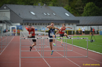 Drei Aktive fliegen dicht nebeneinander über die Hürden beim Walfried-Heinz-Sportfest der TG Konz im Saar-Mosel-Stadion in Konz.