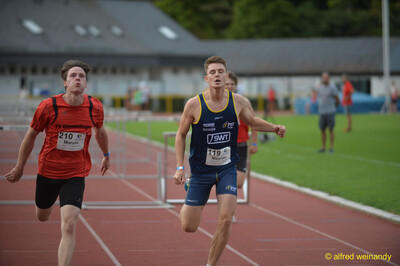 Zwei Aktive sprinten nach den Hürden dem Ziel entgegen beim Walfried-Heinz-Sportfest der TG Konz im Saar-Mosel-Stadion in Konz.