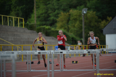 Drei Jugendliche absolvieren einen Hürdenlauf auf der Bahn beim Walfried-Heinz-Sportfest der TG Konz im Saar-Mosel-Stadion in Konz.