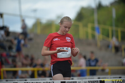 Eine jugendliche Person überläuft beim Hürdenlauf eine Hürde beim Walfried-Heinz-Sportfest der TG Konz im Saar-Mosel-Stadion in Konz.