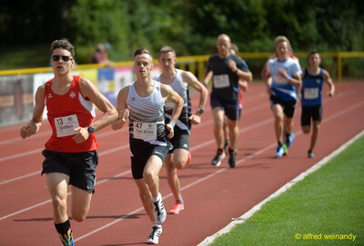 Mehrere Aktive kämpfen dicht beieinander auf der Rundbahn um die Position, beim Walfried-Heinz-Sportfest der TG Konz im Saar-Mosel-Stadion in Konz.