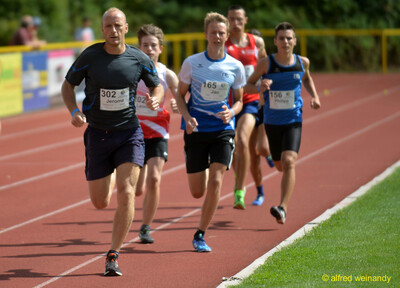 Eine Gruppe von Aktiven läuft eng gestaffelt auf der Rundbahn, beim Walfried-Heinz-Sportfest der TG Konz im Saar-Mosel-Stadion in Konz.