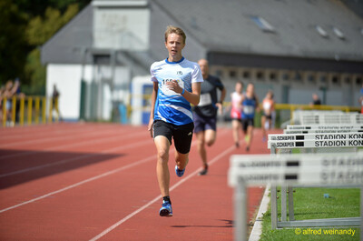 Eine junge Person führt das Feld auf der Rundbahn an, beim Walfried-Heinz-Sportfest der TG Konz im Saar-Mosel-Stadion in Konz.