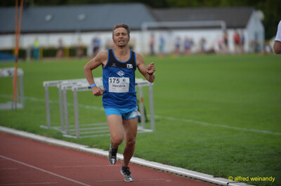 Eine Person der TG Konz läuft auf der Rundbahn, beim Walfried-Heinz-Sportfest der TG Konz im Saar-Mosel-Stadion in Konz.