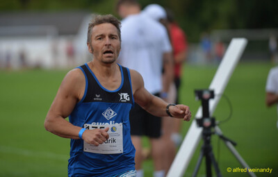 Eine Person der TG Konz konzentriert sich im Laufschritt, beim Walfried-Heinz-Sportfest der TG Konz im Saar-Mosel-Stadion in Konz.
