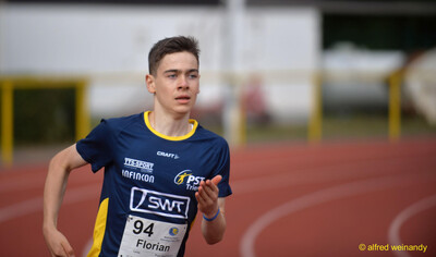 Eine jugendliche Person im Trikot des PST Trier läuft in der Kurve der Bahn beim Walfried-Heinz-Sportfest der TG Konz im Saar-Mosel-Stadion in Konz.