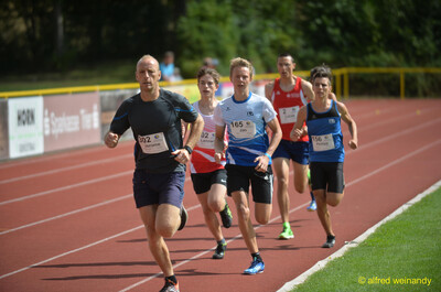 Mehrere Aktive kämpfen dicht beieinander auf der Rundbahn beim Walfried-Heinz-Sportfest der TG Konz im Saar-Mosel-Stadion in Konz.