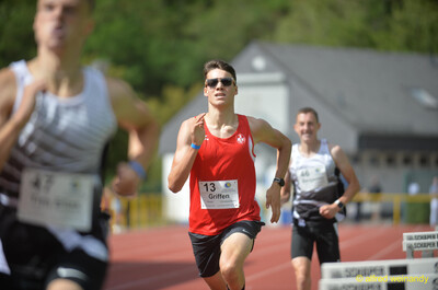 Eine Person mit der Startnummer 13 kämpft sich über die Rundbahn beim Walfried-Heinz-Sportfest der TG Konz im Saar-Mosel-Stadion in Konz.