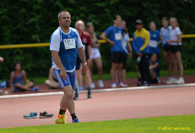 Eine Person steht auf dem Infield-Rasen und wartet auf ihren nächsten Einsatz, beim Walfried-Heinz-Sportfest der TG Konz im Saar-Mosel-Stadion in Konz.