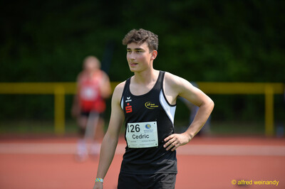 Eine junge Person steht mit den Händen in den Hüften auf der Bahn beim Walfried-Heinz-Sportfest der TG Konz im Saar-Mosel-Stadion in Konz.