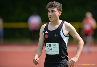 Eine Person steht in Wettkampfkleidung mit Startnummer an der Laufbahn beim Walfried-Heinz-Sportfest der TG Konz im Saar-Mosel-Stadion in Konz.