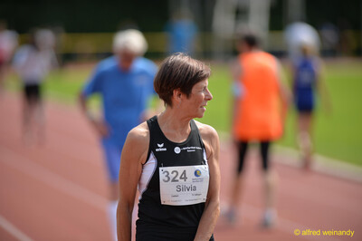 Eine Person mit Startnummer steht auf der Laufbahn beim Walfried-Heinz-Sportfest der TG Konz im Saar-Mosel-Stadion in Konz.