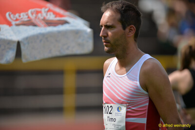 Eine Person mit Startnummer steht im Porträt beim Walfried-Heinz-Sportfest der TG Konz im Saar-Mosel-Stadion in Konz.