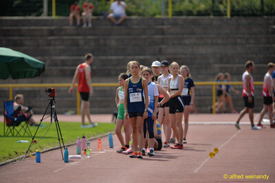 Mehrere Jugendliche warten in einer Reihe an der Laufbahn auf ihren Start beim Walfried-Heinz-Sportfest der TG Konz im Saar-Mosel-Stadion in Konz.
