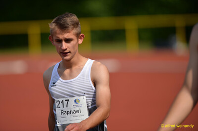 Eine jugendliche Person mit Startnummer steht konzentriert vor der Laufbahn beim Walfried-Heinz-Sportfest der TG Konz im Saar-Mosel-Stadion in Konz.