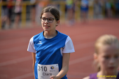 Ein Kind mit Startnummer steht auf der Laufbahn beim Walfried-Heinz-Sportfest der TG Konz im Saar-Mosel-Stadion in Konz.