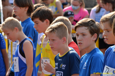 Mehrere Kinder stehen mit Startnummern dicht beieinander und warten auf ihren Start beim Walfried-Heinz-Sportfest der TG Konz im Saar-Mosel-Stadion in Konz.