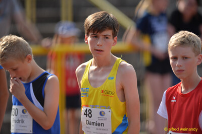 Ein Kind mit Startnummer wartet zwischen weiteren Kindern konzentriert auf seinen Start beim Walfried-Heinz-Sportfest der TG Konz im Saar-Mosel-Stadion in Konz.
