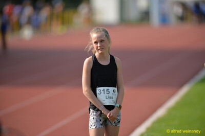 Ein Kind mit der Startnummer 315 steht vor der Laufbahn beim Walfried-Heinz-Sportfest der TG Konz im Saar-Mosel-Stadion in Konz.