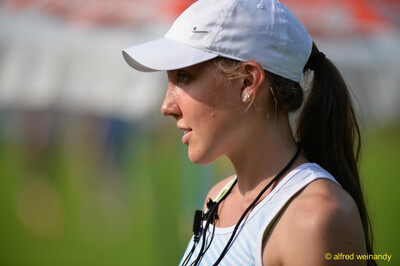 Eine Person mit weißer Kappe und Trillerpfeife blickt zur Seite beim Walfried-Heinz-Sportfest der TG Konz im Saar-Mosel-Stadion in Konz.