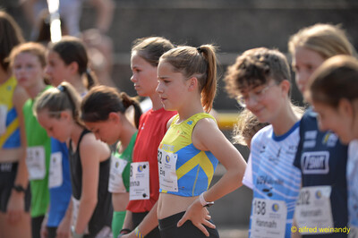 Mehrere Aktive stehen dicht in einer Reihe bereit vor dem Start beim Walfried-Heinz-Sportfest der TG Konz im Saar-Mosel-Stadion in Konz.