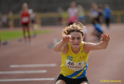 Eine Person mit Startnummer 46 in dynamischer Aktion mit ausgebreiteten Armen auf der Bahn beim Walfried-Heinz-Sportfest der TG Konz im Saar-Mosel-Stadion in Konz.