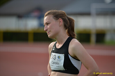 Eine Person mit Startnummer 343 wartet konzentriert im Stadion beim Walfried-Heinz-Sportfest der TG Konz im Saar-Mosel-Stadion in Konz.