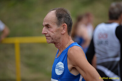 Nahaufnahme einer Person im blauen Lauftrikot, die mit ernstem Blick zur Seite schaut, beim Walfried-Heinz-Sportfest der TG Konz im Saar-Mosel-Stadion in Konz