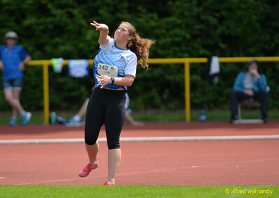 Eine jugendliche Person wirft auf dem Rasen und verfolgt den Flug ihres Wurfgeräts mit dem Blick, beim Walfried-Heinz-Sportfest der TG Konz im Saar-Mosel-Stadion in Konz.