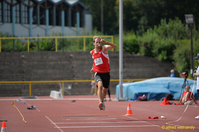 Eine Person springt einbeinig flach über die Anlaufbahn beim Walfried-Heinz-Sportfest der TG Konz im Saar-Mosel-Stadion in Konz.