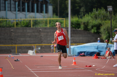 Eine Person läuft im Anlauf über die Sprungbahn beim Walfried-Heinz-Sportfest der TG Konz im Saar-Mosel-Stadion in Konz.