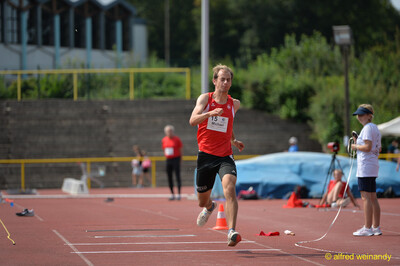 Eine Person setzt während der Sprungserie auf der Anlaufbahn auf, beim Walfried-Heinz-Sportfest der TG Konz im Saar-Mosel-Stadion in Konz.
