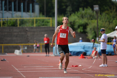Eine Person holt mit den Armen zum Absprung aus, beim Walfried-Heinz-Sportfest der TG Konz im Saar-Mosel-Stadion in Konz.