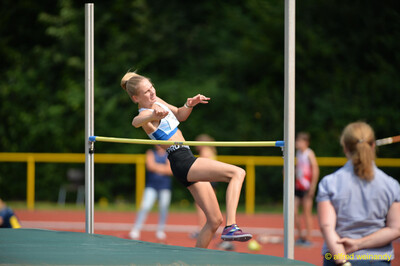 Eine Person springt am Hochsprung über die Latte beim Walfried-Heinz-Sportfest der TG Konz im Saar-Mosel-Stadion in Konz.