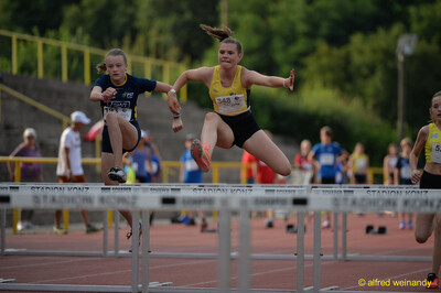 Zwei junge Aktive springen im Hürdenlauf über die Hürden beim Walfried-Heinz-Sportfest der TG Konz im Saar-Mosel-Stadion in Konz.