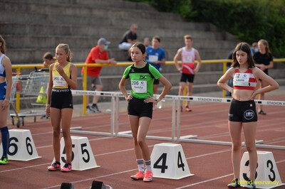 Junge Aktive warten am Start eines Hürdenlaufs beim Walfried-Heinz-Sportfest der TG Konz im Saar-Mosel-Stadion in Konz.
