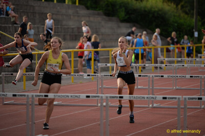 Eine Person überquert eine Hürde beim Hürdenlauf beim Walfried-Heinz-Sportfest der TG Konz im Saar-Mosel-Stadion in Konz.