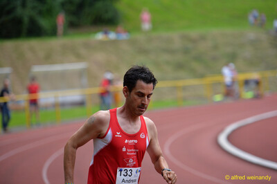 Eine Person kontrolliert beim Lauf ihre Zeit auf der Bahn beim Walfried-Heinz-Sportfest der TG Konz im Saar-Mosel-Stadion in Konz.