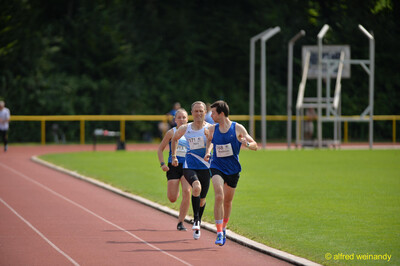Drei Aktive kämpfen dicht gestaffelt auf der Rundbahn um die Position beim Walfried-Heinz-Sportfest der TG Konz im Saar-Mosel-Stadion in Konz.