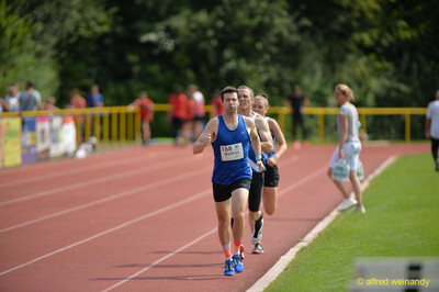 Eine Person setzt sich auf der Rundbahn vor den Verfolgenden ab beim Walfried-Heinz-Sportfest der TG Konz im Saar-Mosel-Stadion in Konz.