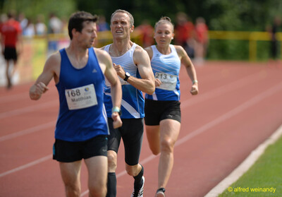 Drei Aktive laufen mit angespanntem Gesichtsausdruck dicht nebeneinander auf der Rundbahn beim Walfried-Heinz-Sportfest der TG Konz im Saar-Mosel-Stadion in Konz.