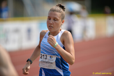 Eine Person läuft mit nach unten gerichtetem Blick über die Rundbahn beim Walfried-Heinz-Sportfest der TG Konz im Saar-Mosel-Stadion in Konz.