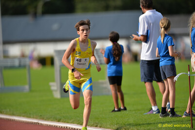 Eine Person mit der Startnummer 48 ist auf der Bahn im Laufschritt unterwegs beim Walfried-Heinz-Sportfest der TG Konz im Saar-Mosel-Stadion in Konz.