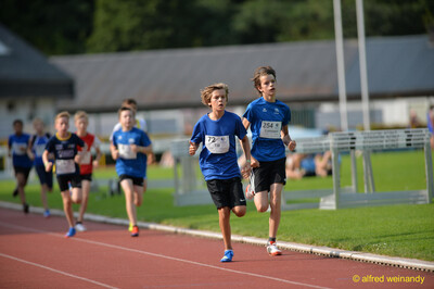 Eine Gruppe von Kindern kämpft im Pulk auf der Rundbahn beim Walfried-Heinz-Sportfest der TG Konz im Saar-Mosel-Stadion in Konz.