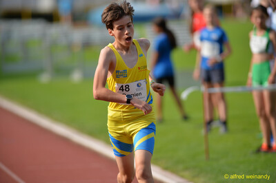 Eine Person mit der Startnummer 48 ist mit offenem Mund im Laufschritt auf der Bahn beim Walfried-Heinz-Sportfest der TG Konz im Saar-Mosel-Stadion in Konz.