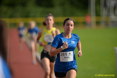 Eine Person im blauen TG-Konz-Shirt führt das Feld auf der Laufbahn an beim Walfried-Heinz-Sportfest der TG Konz im Saar-Mosel-Stadion in Konz.