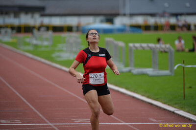 Eine Person läuft angestrengt auf der Laufbahn beim Walfried-Heinz-Sportfest der TG Konz im Saar-Mosel-Stadion in Konz.