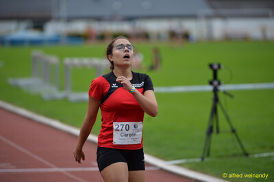 Eine Person läuft erschöpft auf der Laufbahn dem Ziel entgegen beim Walfried-Heinz-Sportfest der TG Konz im Saar-Mosel-Stadion in Konz.