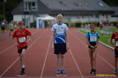 Drei Jugendliche stehen am Start eines Laufs auf der Rundbahn beim Walfried-Heinz-Sportfest der TG Konz im Saar-Mosel-Stadion in Konz.