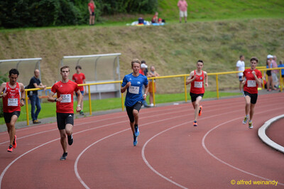 Mehrere Aktive ziehen über die Rundbahn beim Walfried-Heinz-Sportfest der TG Konz im Saar-Mosel-Stadion in Konz.